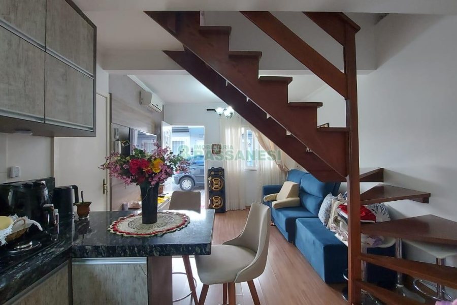 Sobrado com 86m², 3 dormitórios, 2 vagas, no bairro Interlagos em Caxias do Sul para Comprar