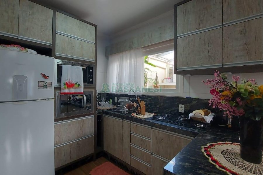 Sobrado com 86m², 3 dormitórios, 2 vagas, no bairro Interlagos em Caxias do Sul para Comprar