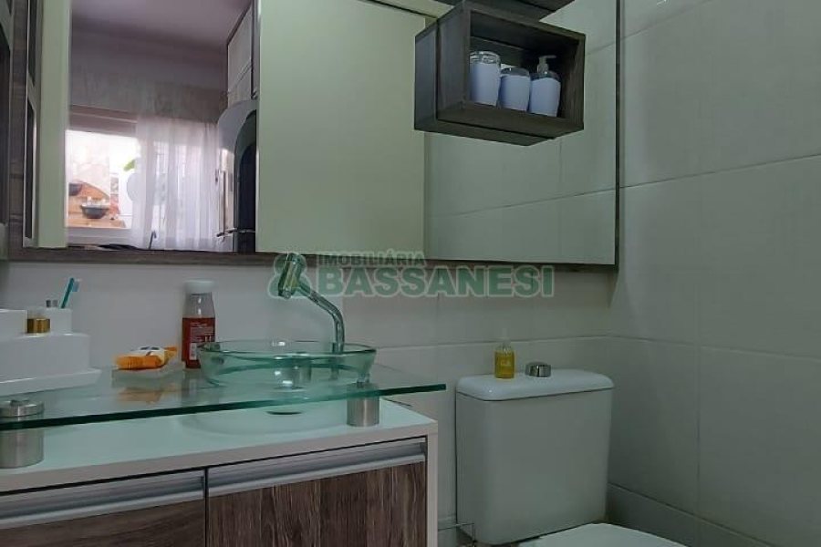 Sobrado com 86m², 3 dormitórios, 2 vagas, no bairro Interlagos em Caxias do Sul para Comprar