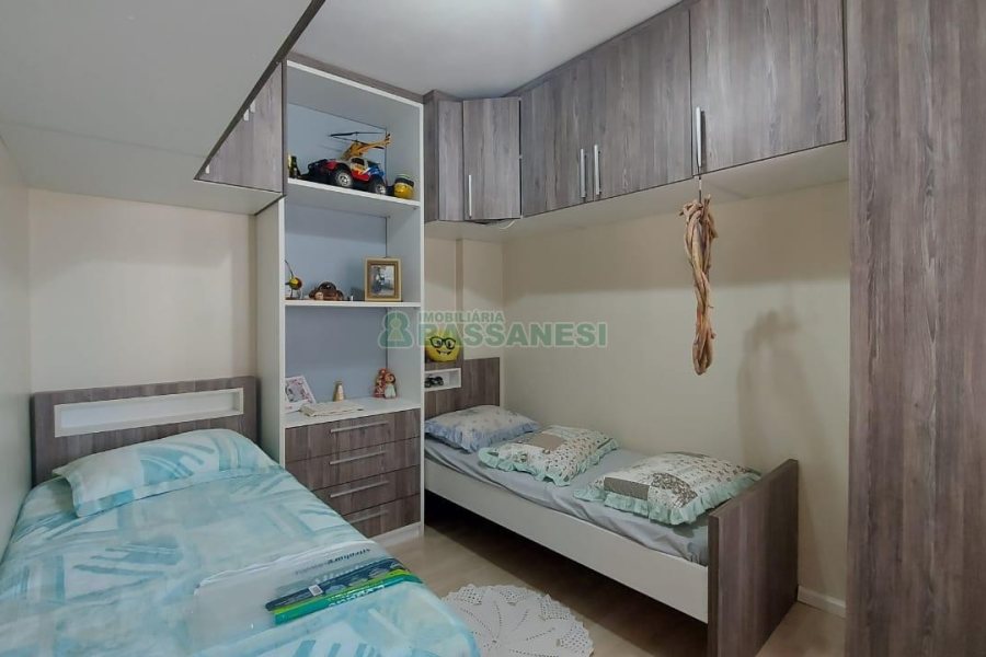 Sobrado com 86m², 3 dormitórios, 2 vagas, no bairro Interlagos em Caxias do Sul para Comprar