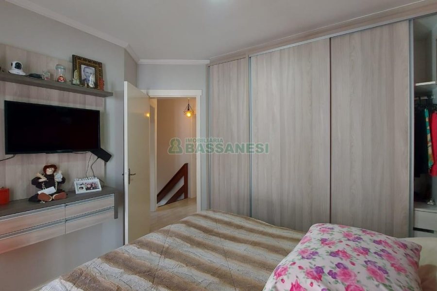 Sobrado com 86m², 3 dormitórios, 2 vagas, no bairro Interlagos em Caxias do Sul para Comprar