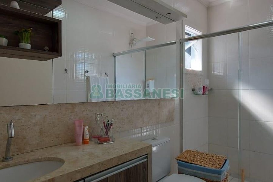 Sobrado com 86m², 3 dormitórios, 2 vagas, no bairro Interlagos em Caxias do Sul para Comprar