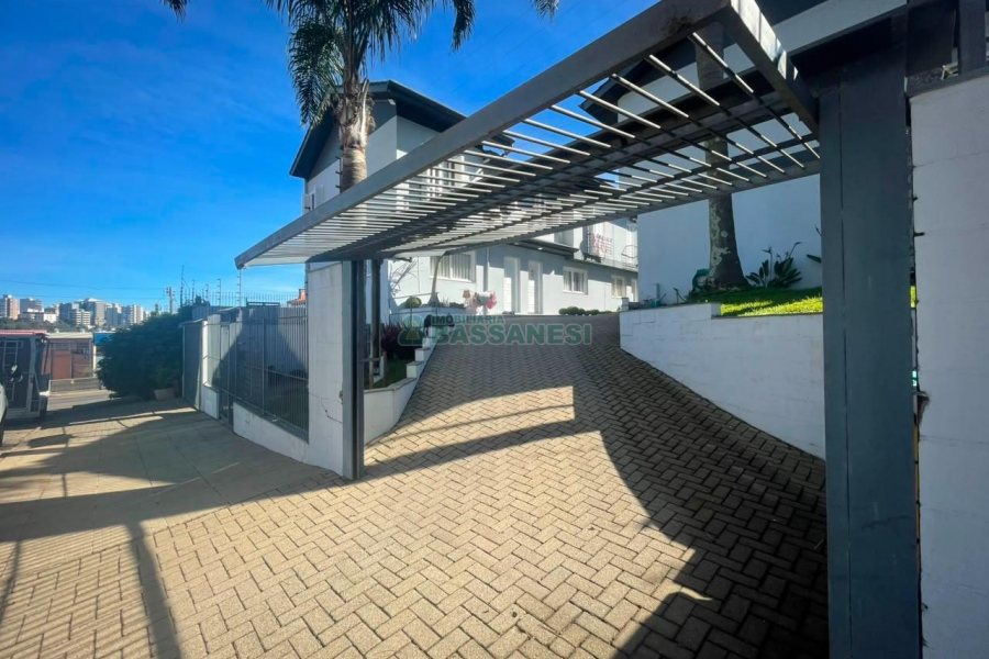 Sobrado com 86m², 3 dormitórios, 2 vagas, no bairro Interlagos em Caxias do Sul para Comprar