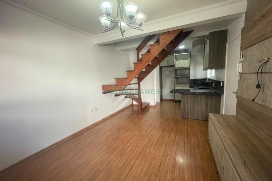 Sobrado com 86m², 3 dormitórios, 2 vagas, no bairro Interlagos em Caxias do Sul para Comprar