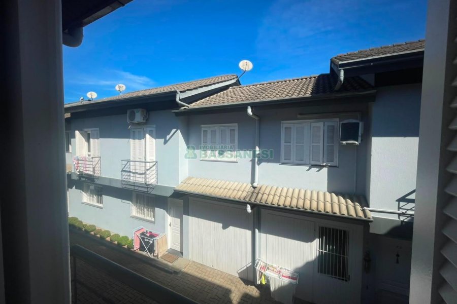Sobrado com 86m², 3 dormitórios, 2 vagas, no bairro Interlagos em Caxias do Sul para Comprar