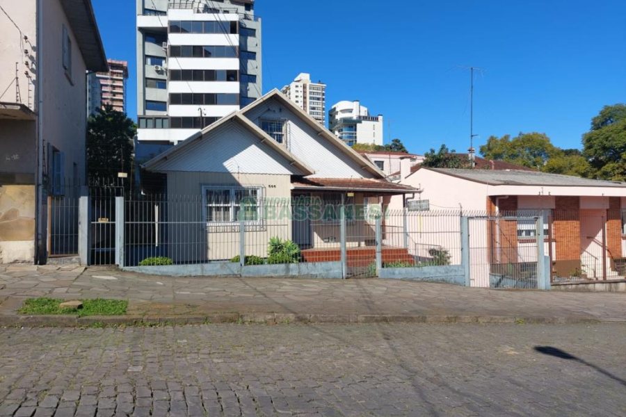 Casa com 450m², 4 dormitórios, 2 vagas, no bairro Lourdes em Caxias do Sul para Comprar