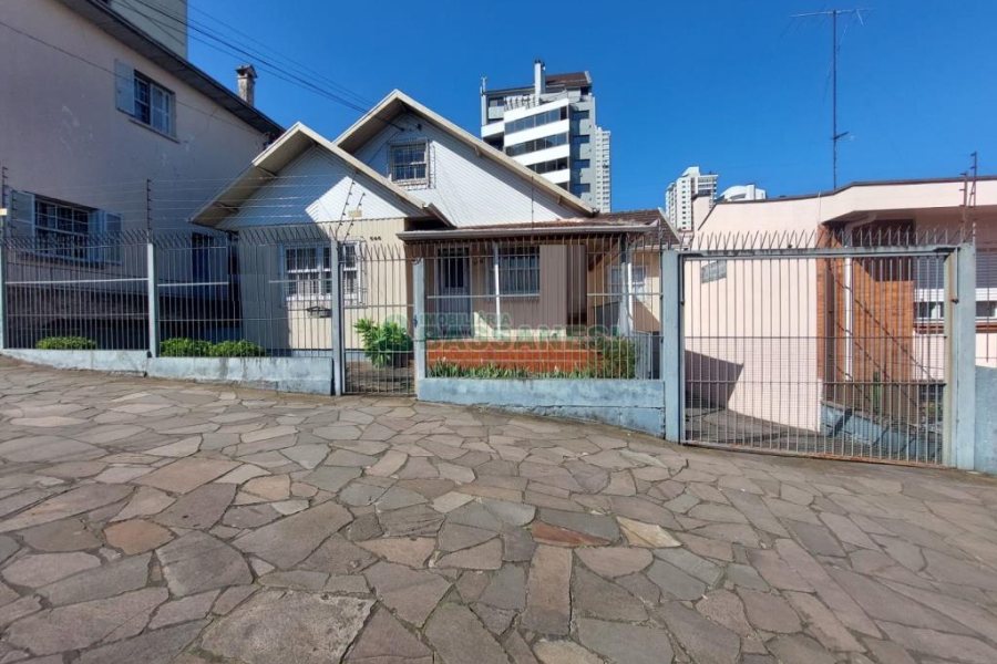 Casa com 450m², 4 dormitórios, 2 vagas, no bairro Lourdes em Caxias do Sul para Comprar