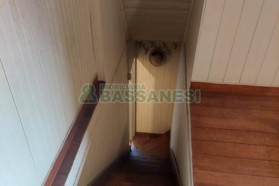 Casa com 450m², 4 dormitórios, 2 vagas, no bairro Lourdes em Caxias do Sul para Comprar