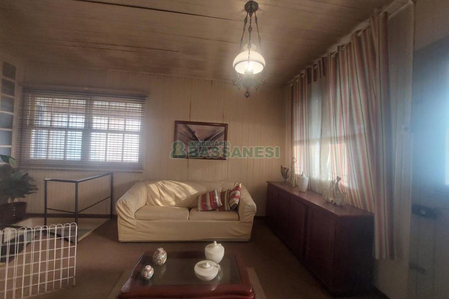 Casa com 450m², 4 dormitórios, 2 vagas, no bairro Lourdes em Caxias do Sul para Comprar