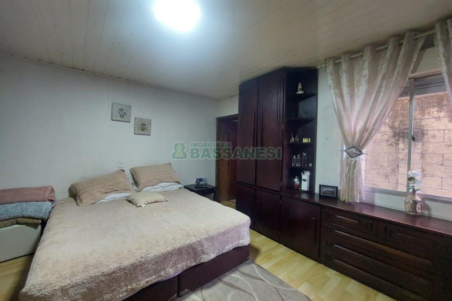 Casa com 450m², 4 dormitórios, 2 vagas, no bairro Lourdes em Caxias do Sul para Comprar