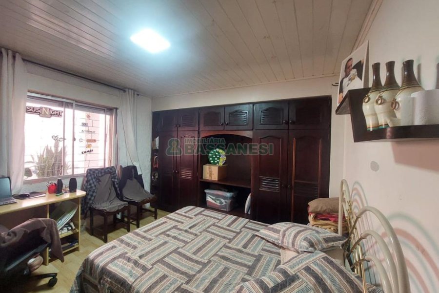 Casa com 450m², 4 dormitórios, 2 vagas, no bairro Lourdes em Caxias do Sul para Comprar