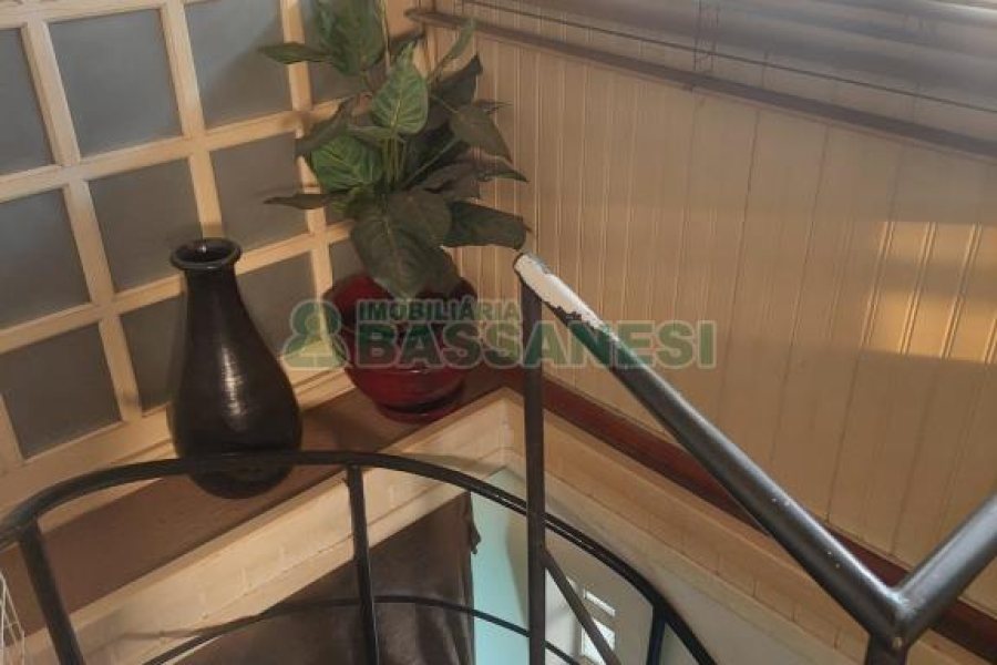 Casa com 450m², 4 dormitórios, 2 vagas, no bairro Lourdes em Caxias do Sul para Comprar