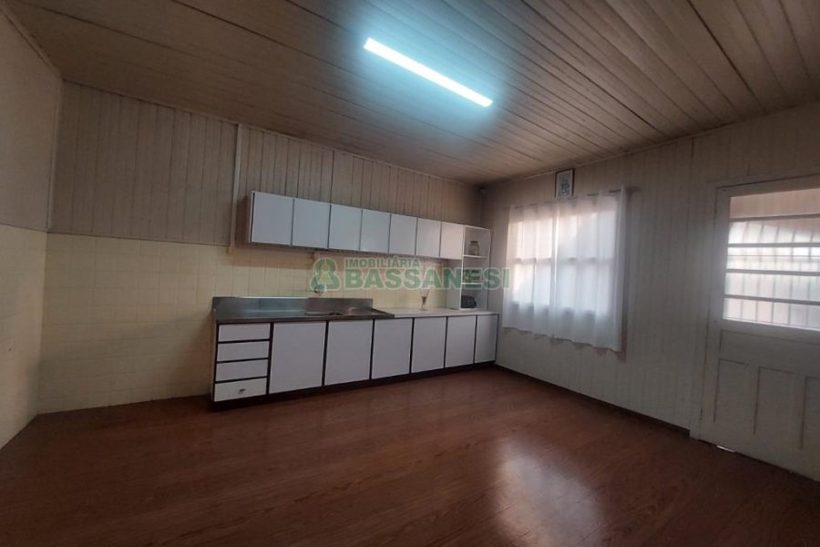 Casa com 450m², 4 dormitórios, 2 vagas, no bairro Lourdes em Caxias do Sul para Comprar