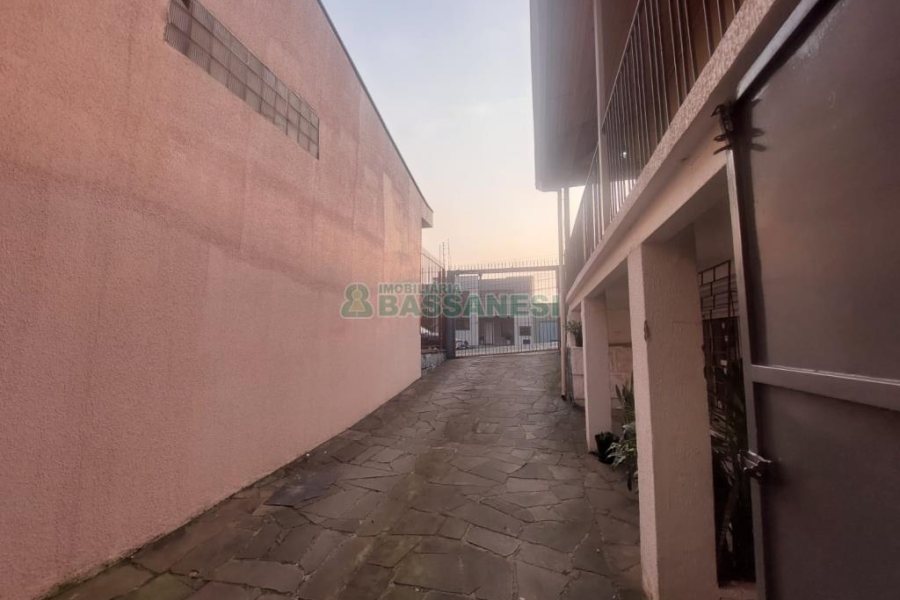 Casa com 450m², 4 dormitórios, 2 vagas, no bairro Lourdes em Caxias do Sul para Comprar