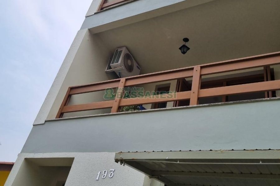 Sobrado com 185m², 3 dormitórios, 2 vagas, no bairro De Lazzer em Caxias do Sul para Comprar