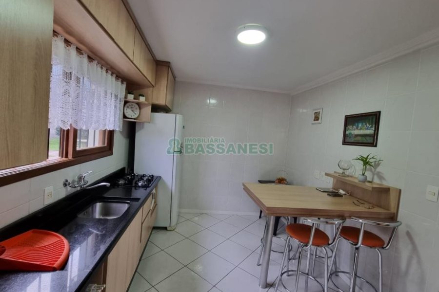 Sobrado com 185m², 3 dormitórios, 2 vagas, no bairro De Lazzer em Caxias do Sul para Comprar