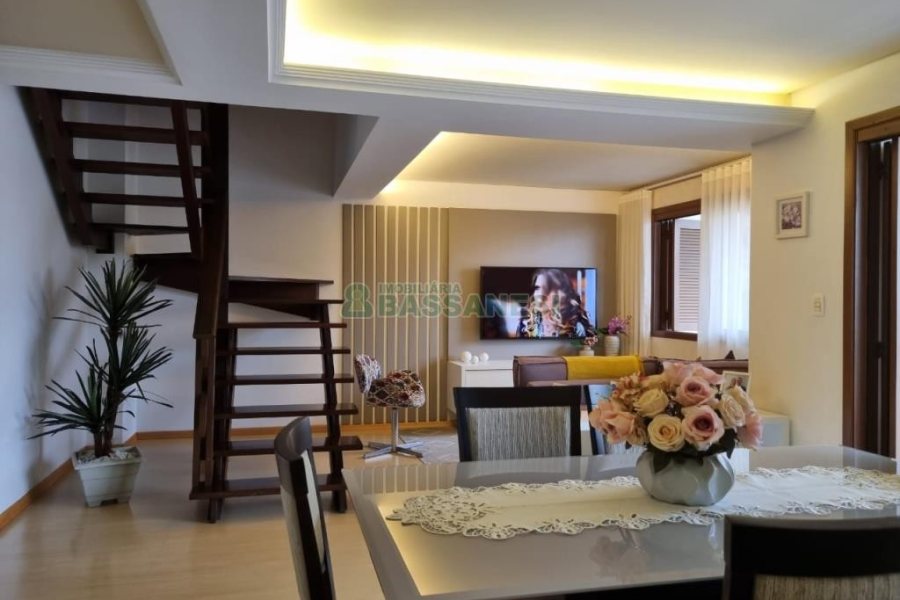 Sobrado com 185m², 3 dormitórios, 2 vagas, no bairro De Lazzer em Caxias do Sul para Comprar