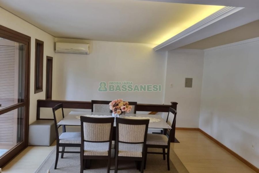 Sobrado com 185m², 3 dormitórios, 2 vagas, no bairro De Lazzer em Caxias do Sul para Comprar