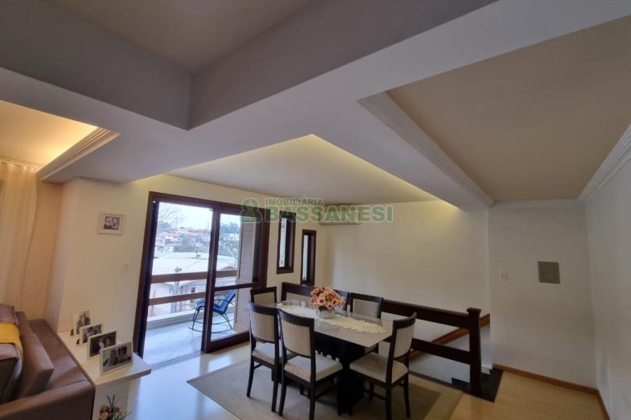 Sobrado com 185m², 3 dormitórios, 2 vagas, no bairro De Lazzer em Caxias do Sul para Comprar