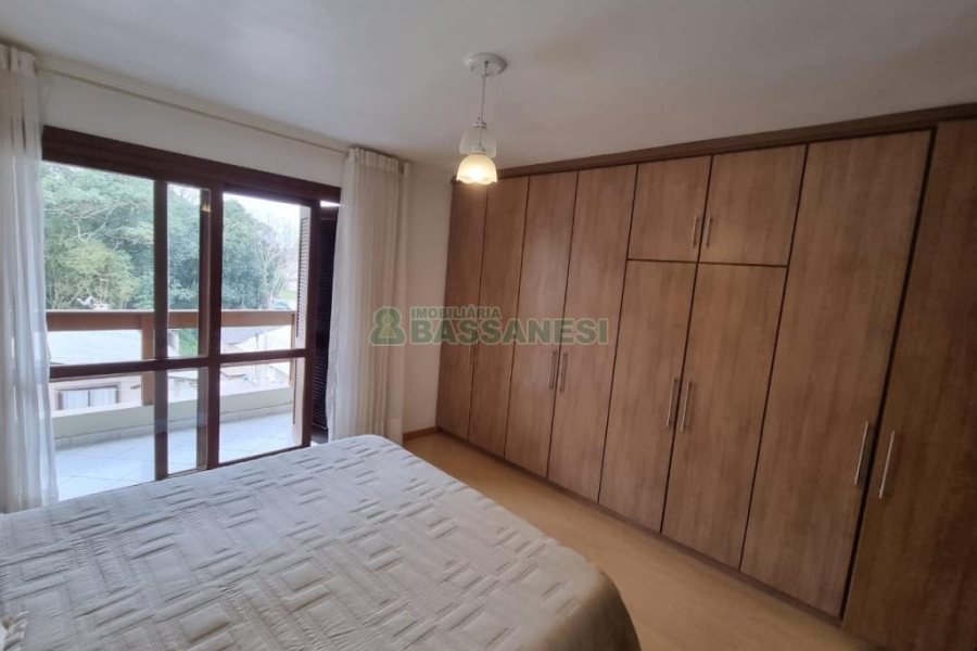 Sobrado com 185m², 3 dormitórios, 2 vagas, no bairro De Lazzer em Caxias do Sul para Comprar