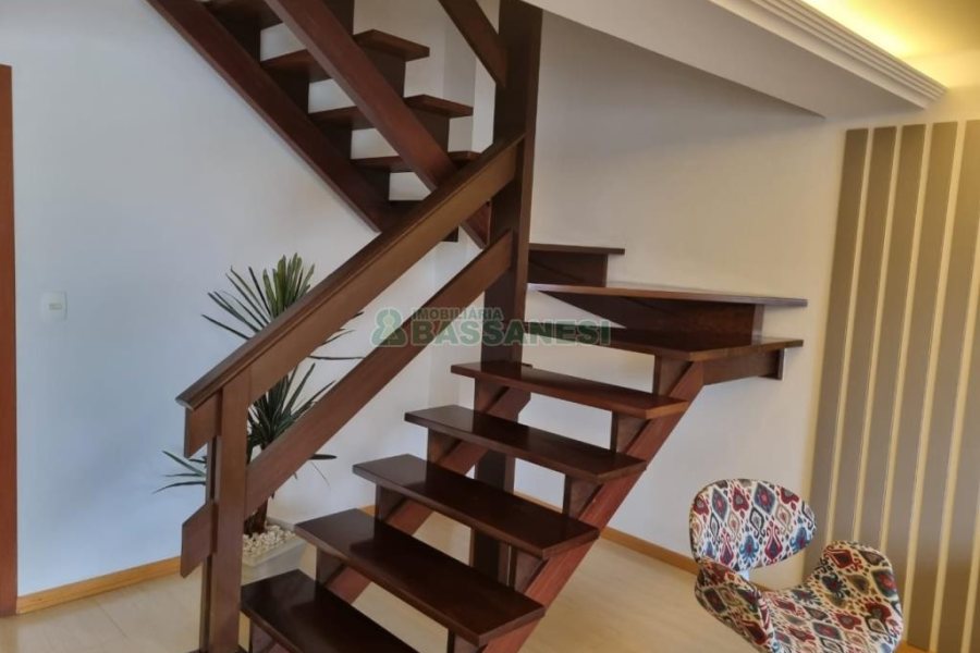 Sobrado com 185m², 3 dormitórios, 2 vagas, no bairro De Lazzer em Caxias do Sul para Comprar