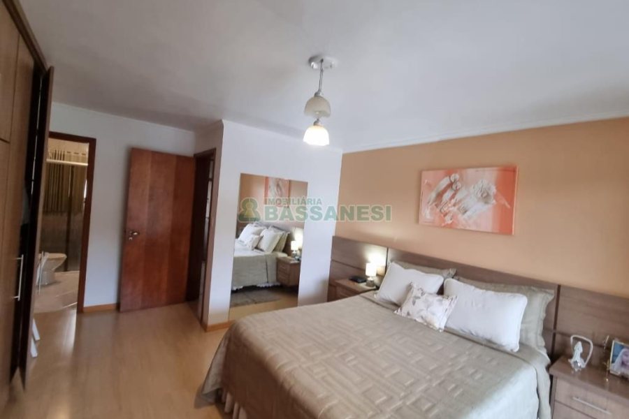 Sobrado com 185m², 3 dormitórios, 2 vagas, no bairro De Lazzer em Caxias do Sul para Comprar