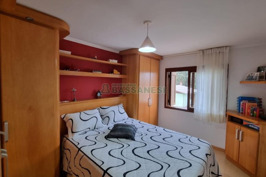 Sobrado com 185m², 3 dormitórios, 2 vagas, no bairro De Lazzer em Caxias do Sul para Comprar