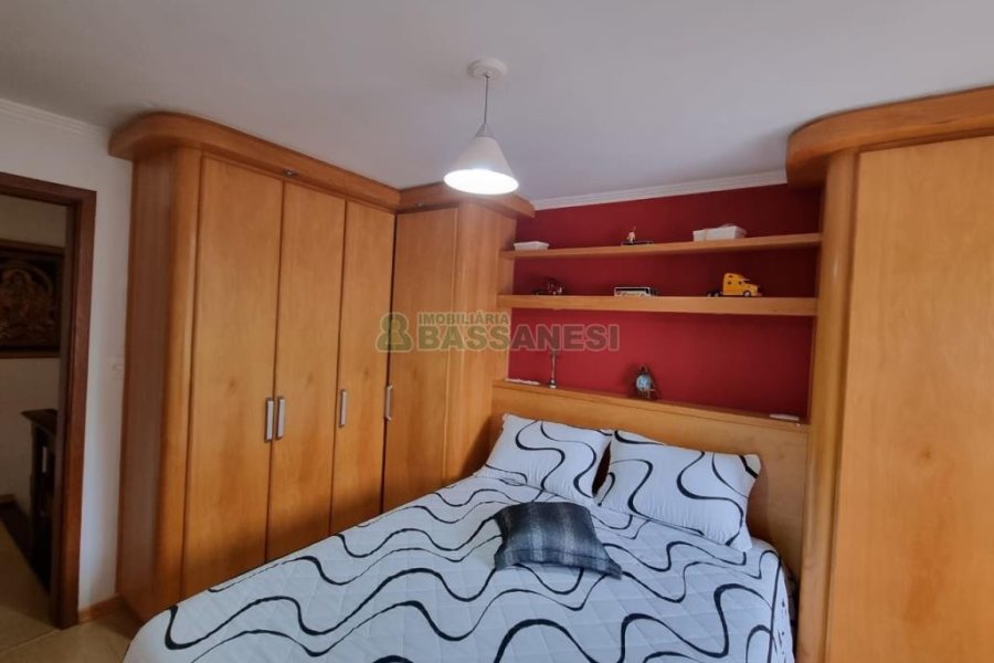 Sobrado com 185m², 3 dormitórios, 2 vagas, no bairro De Lazzer em Caxias do Sul para Comprar