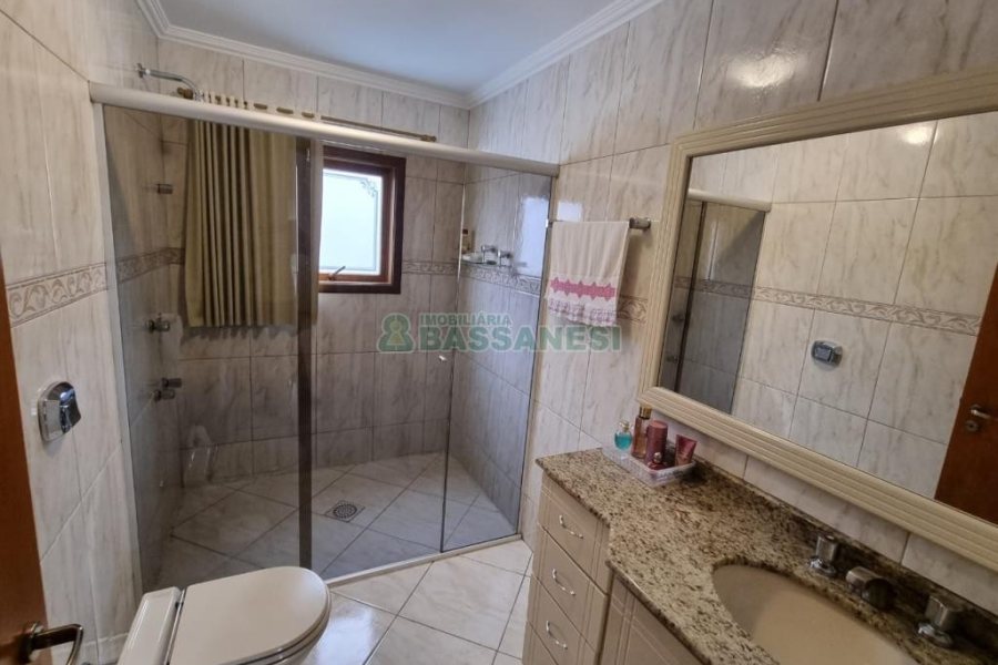 Sobrado com 185m², 3 dormitórios, 2 vagas, no bairro De Lazzer em Caxias do Sul para Comprar