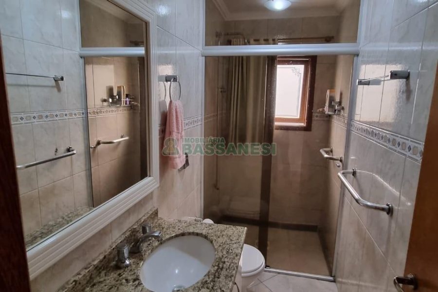 Sobrado com 185m², 3 dormitórios, 2 vagas, no bairro De Lazzer em Caxias do Sul para Comprar