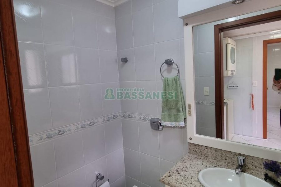 Sobrado com 185m², 3 dormitórios, 2 vagas, no bairro De Lazzer em Caxias do Sul para Comprar