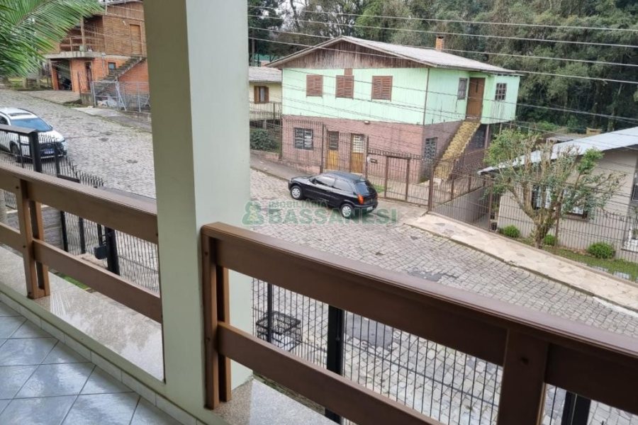 Sobrado com 185m², 3 dormitórios, 2 vagas, no bairro De Lazzer em Caxias do Sul para Comprar