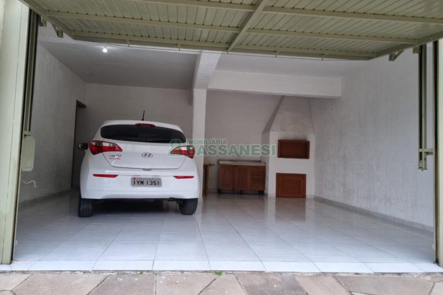 Sobrado com 185m², 3 dormitórios, 2 vagas, no bairro De Lazzer em Caxias do Sul para Comprar