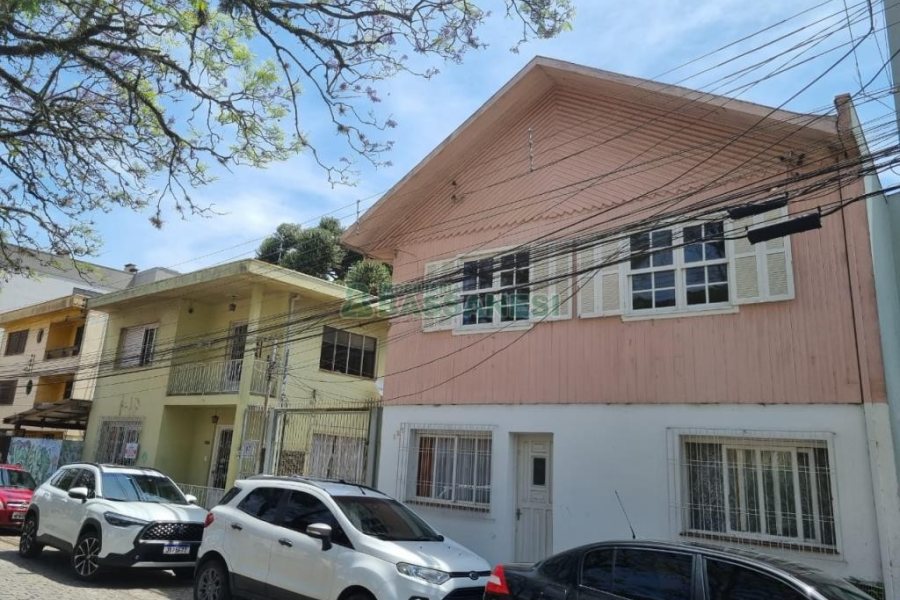 Casa com 187m², 6 dormitórios, 2 vagas, no bairro Rio Branco em Caxias do Sul para Comprar