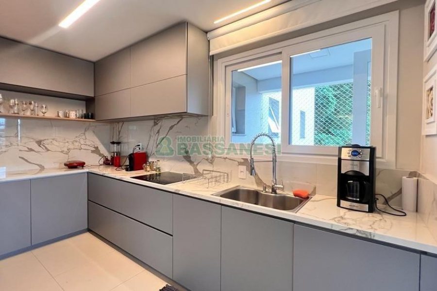 Apartamento com 140m², 3 dormitórios, 4 vagas, no bairro Madureira em Caxias do Sul para Alugar ou Comprar