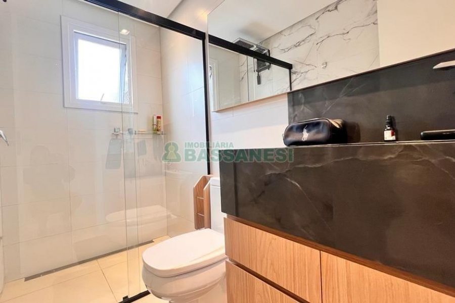 Apartamento com 140m², 3 dormitórios, 4 vagas, no bairro Madureira em Caxias do Sul para Alugar ou Comprar