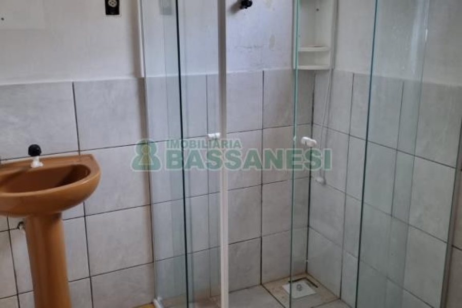 Casa com 63m², 3 dormitórios, 1 vaga, no bairro Esplanada em Caxias do Sul para Comprar