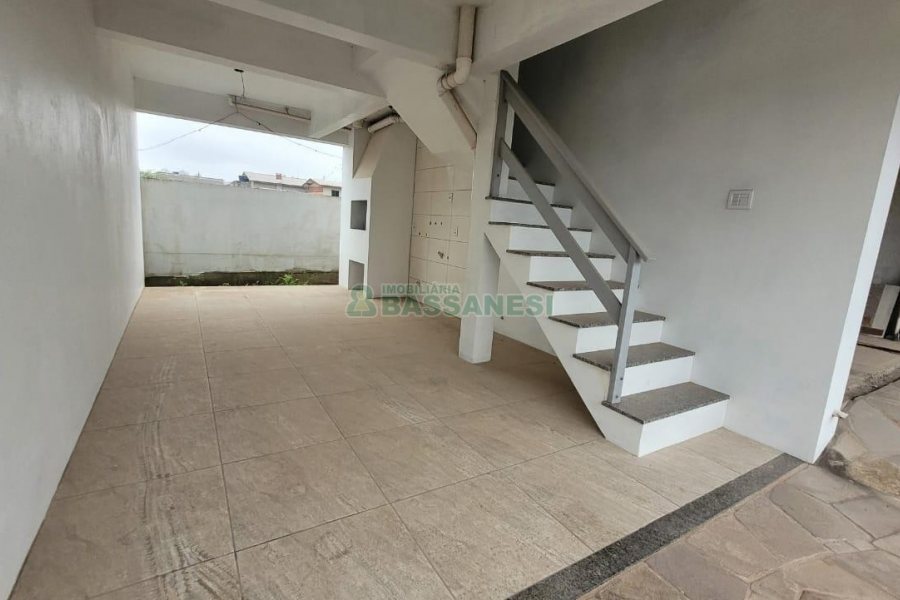 Sobrado com 82m², 2 dormitórios, 1 vaga, no bairro Nossa Senhora das Graças em Caxias do Sul para Alugar ou Comprar