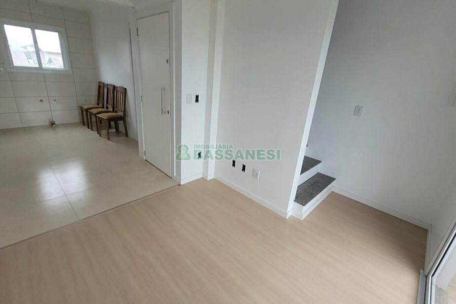 Sobrado com 80m², 2 dormitórios, 1 vaga, no bairro Nossa Senhora das Graças em Caxias do Sul para Alugar ou Comprar