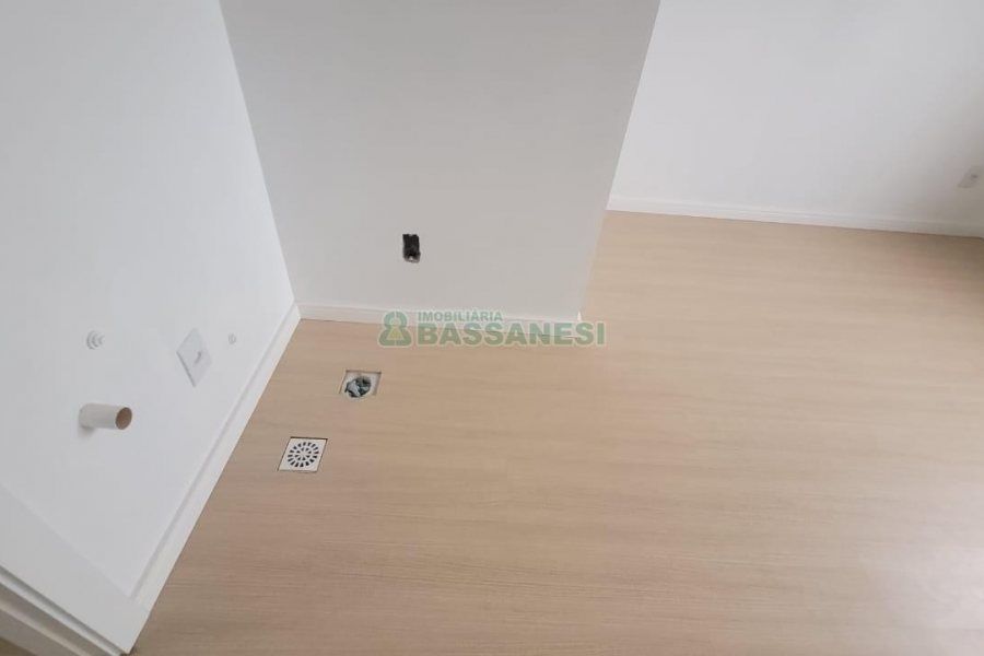 Sobrado com 80m², 2 dormitórios, 1 vaga, no bairro Nossa Senhora das Graças em Caxias do Sul para Alugar ou Comprar
