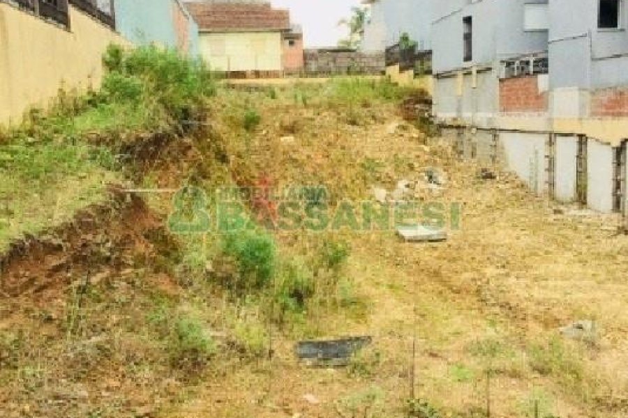 Terreno com 747m², no bairro Sagrada Família em Caxias do Sul para Comprar