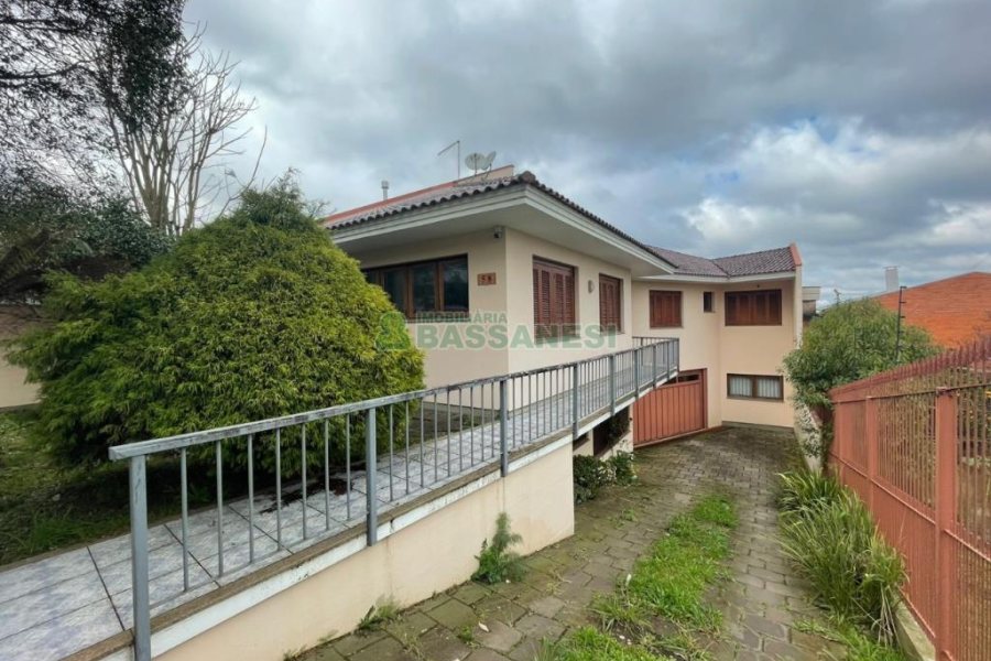 Casa com 337m², 3 dormitórios, 3 vagas, no bairro Bela Vista em Caxias do Sul para Comprar
