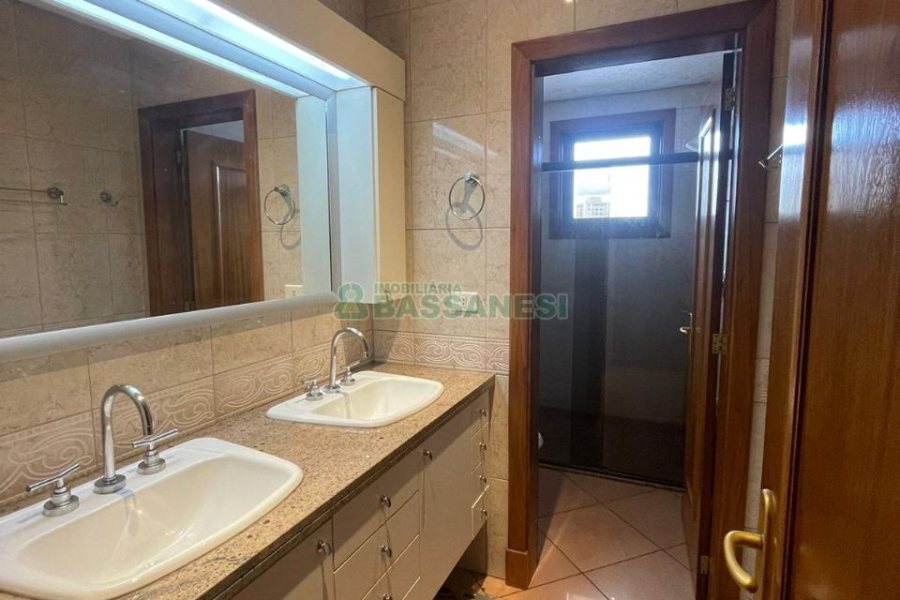 Casa com 337m², 3 dormitórios, 3 vagas, no bairro Bela Vista em Caxias do Sul para Comprar