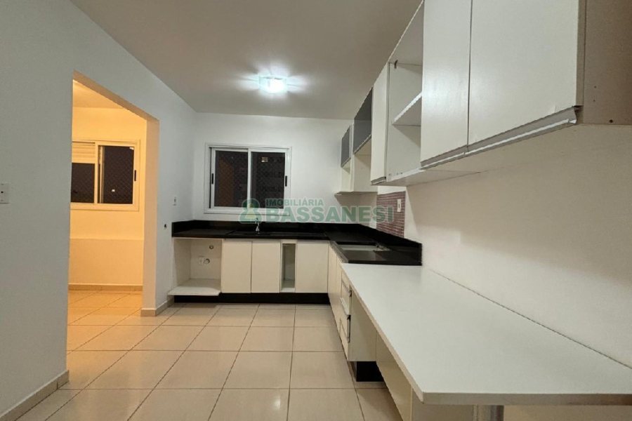 Apartamento com 101m², 3 dormitórios, 2 vagas, no bairro Universitário em Caxias do Sul para Comprar