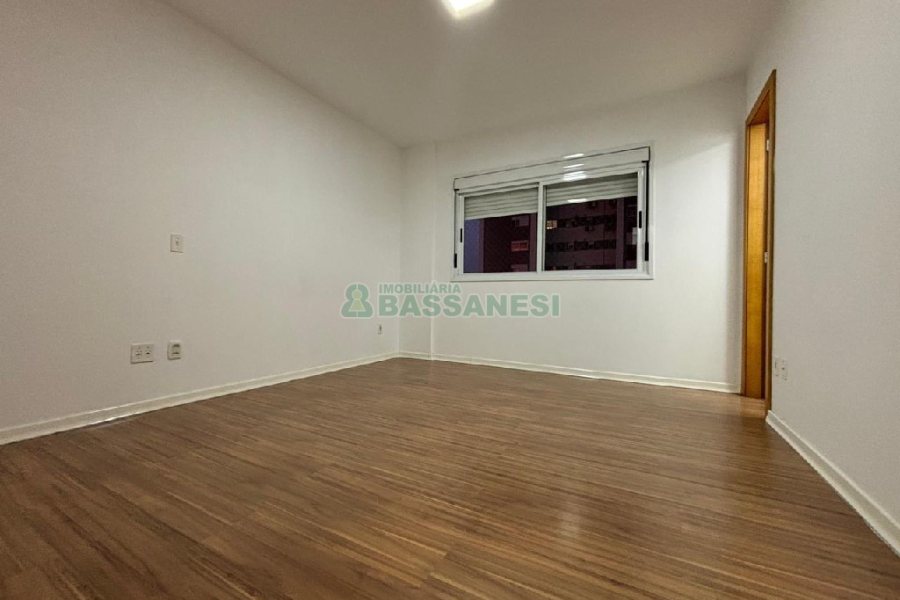 Apartamento com 101m², 3 dormitórios, 2 vagas, no bairro Universitário em Caxias do Sul para Comprar