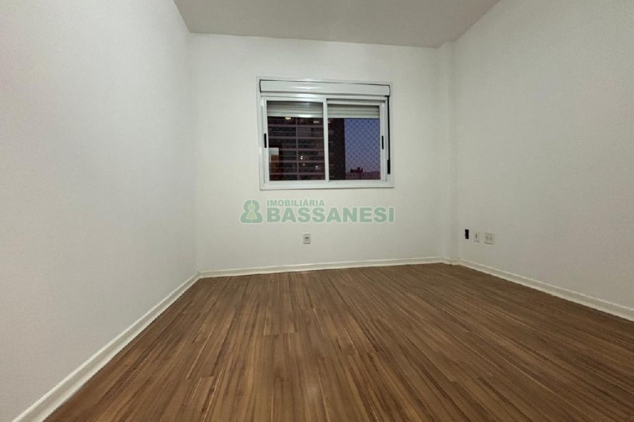 Apartamento com 101m², 3 dormitórios, 2 vagas, no bairro Universitário em Caxias do Sul para Comprar