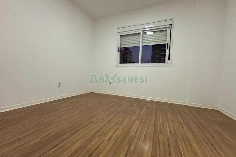 Apartamento com 101m², 3 dormitórios, 2 vagas, no bairro Universitário em Caxias do Sul para Comprar