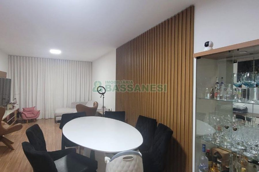 Apartamento com 101m², 3 dormitórios, 2 vagas, no bairro Universitário em Caxias do Sul para Comprar