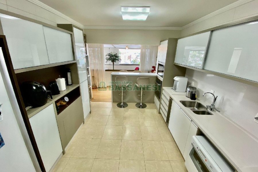 Apto Mobiliado com 162m², 3 dormitórios, 2 vagas, no bairro Sanvitto em Caxias do Sul para Comprar