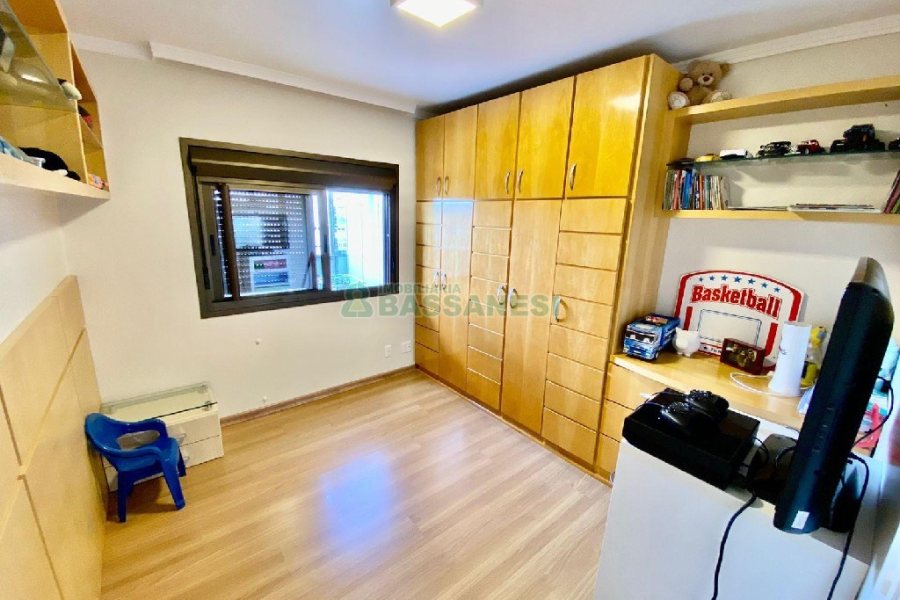 Apto Mobiliado com 162m², 3 dormitórios, 2 vagas, no bairro Sanvitto em Caxias do Sul para Comprar